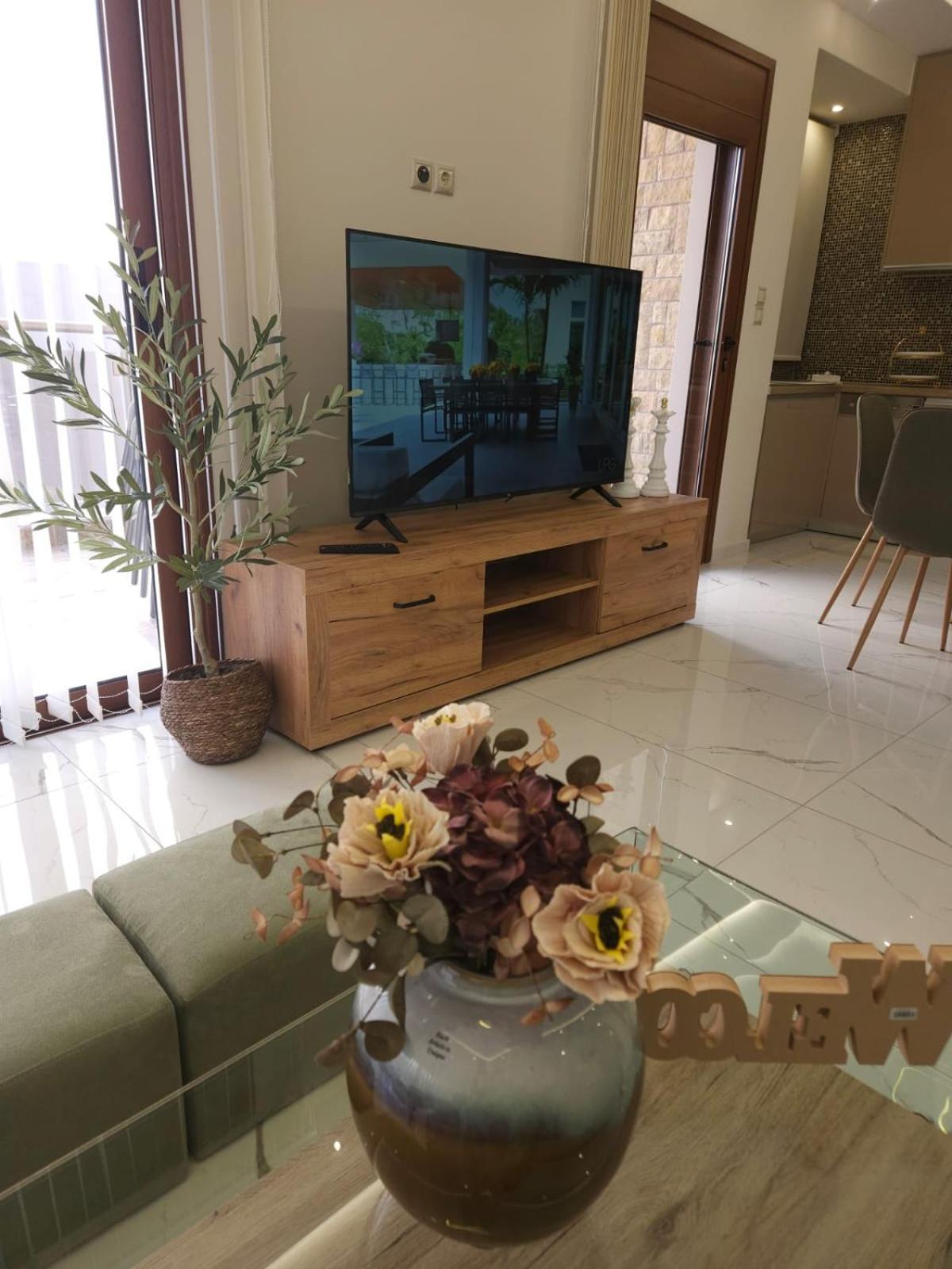 Agora Luxury Villa I Лутраки Екстериор снимка